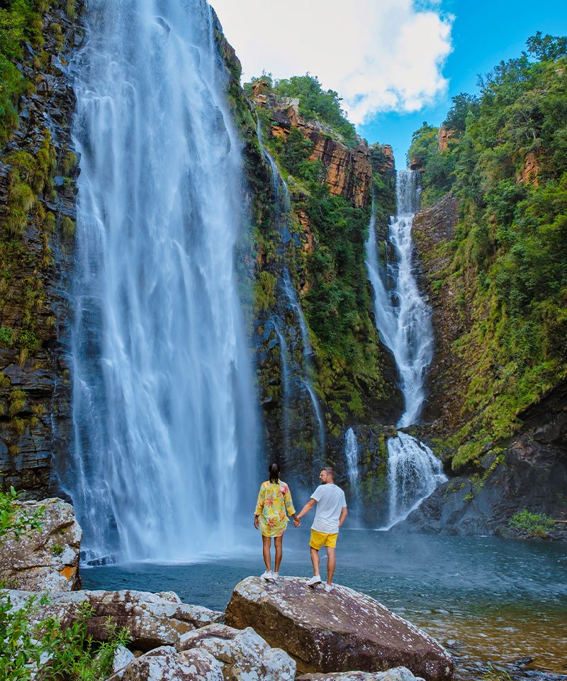 zimbabwe-falls-couple