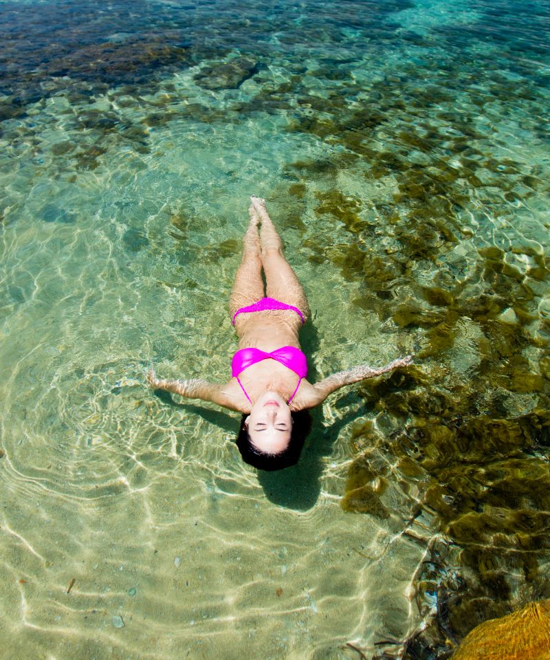 maldives-woman-swimming-in-the-ocean