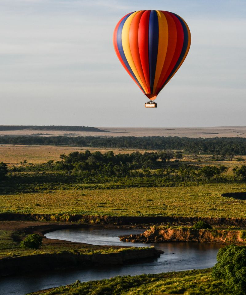 air-balloon-floating-over-mara-river-kenya